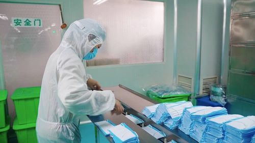 青島 醫療用品生產企業取消休假 加班保證醫用口罩供應