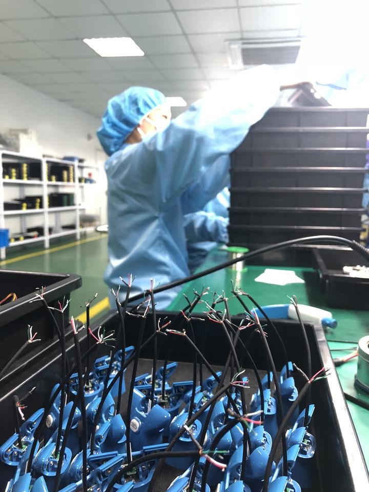 加班加點生產的器械都捐了,這位老板卻說“賺大了”