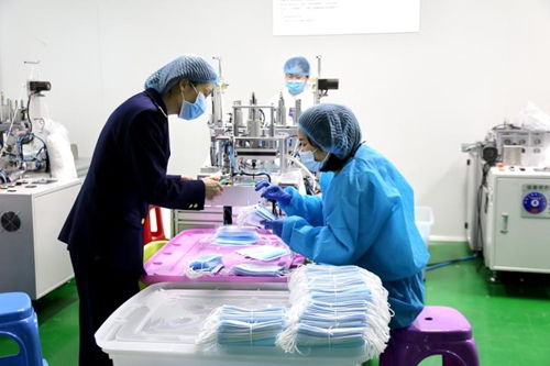 浙江省蒼南縣市場監管局為企業送上全縣首張 醫療器械生產許可證